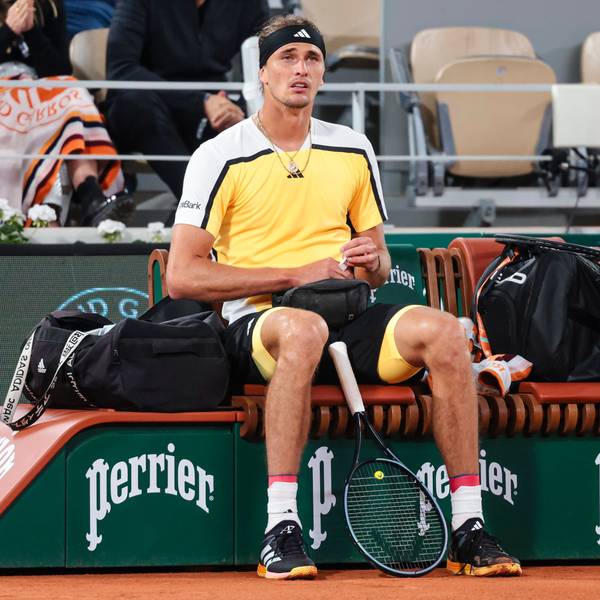 Alexander Zverev sitzt auf der Bank.