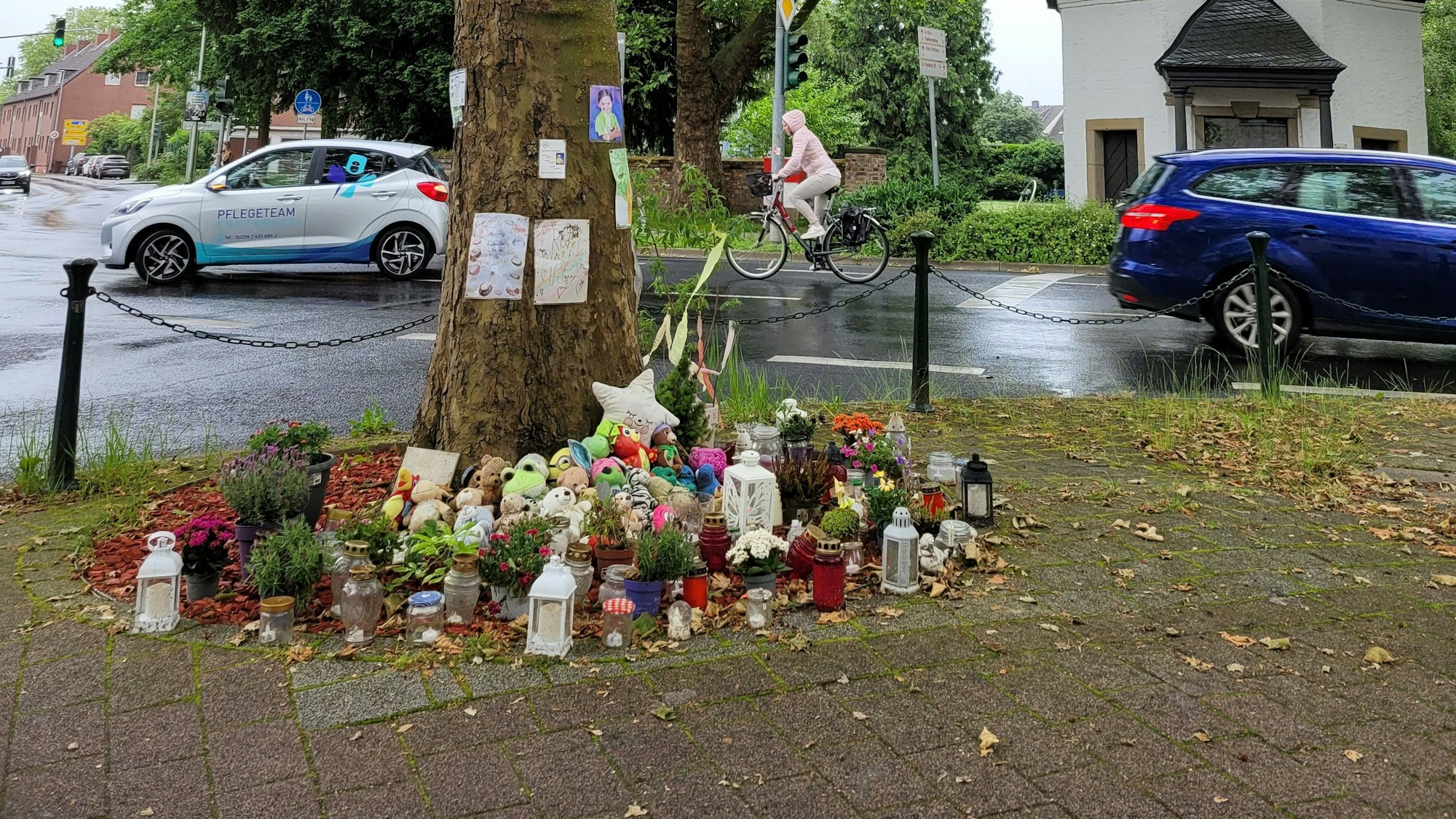 An der Unfallstelle liegen Plüschtiere und andere Gegenstände, wie etwa batteriebetriebene Kerzen.