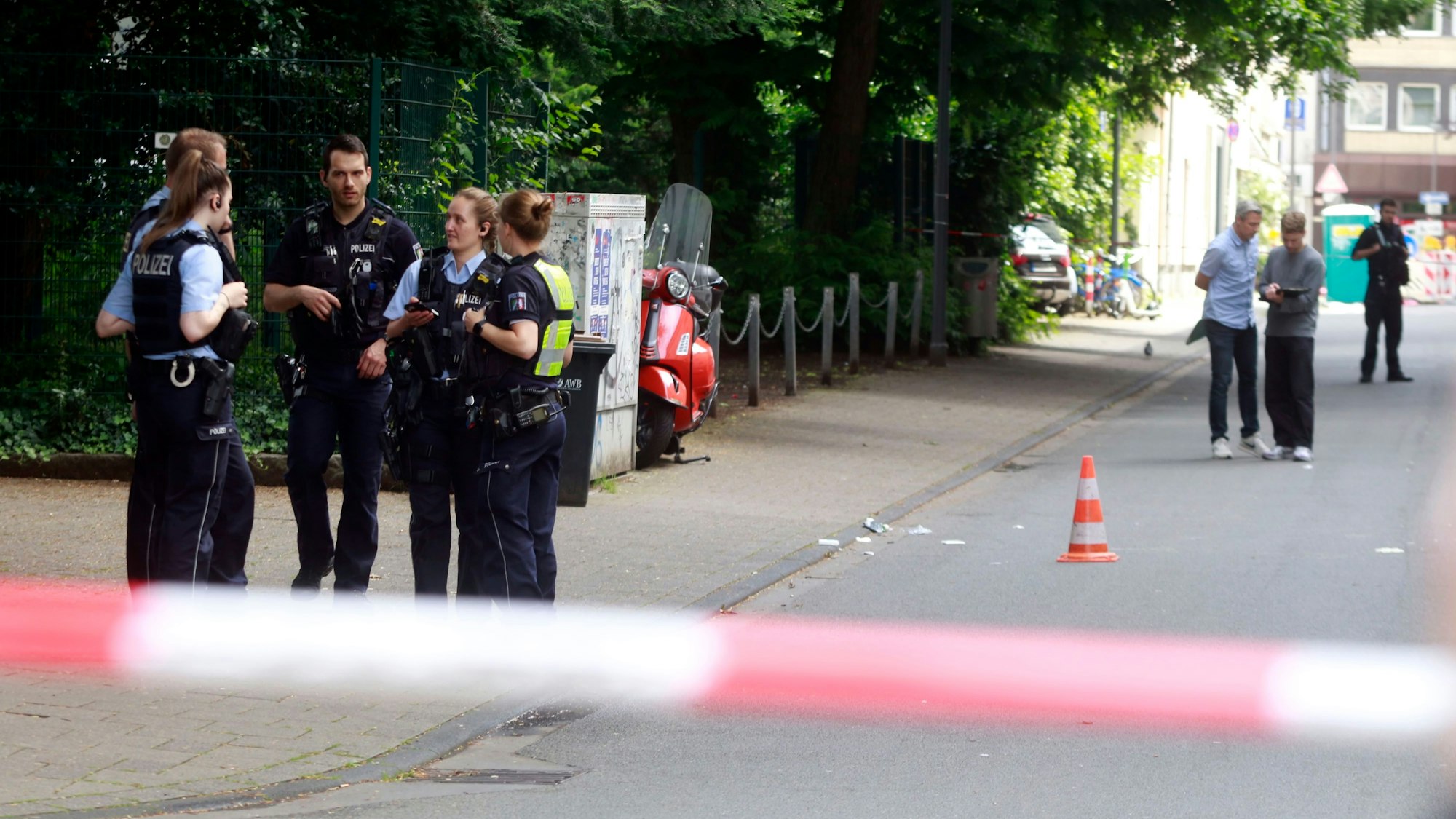 Ein Plastikhütchen markiert die Stelle, an der die Schüsse fielen.