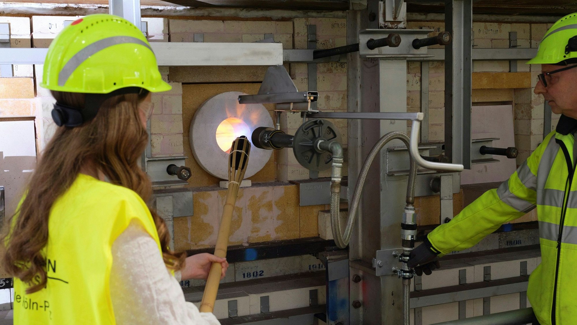 Dieses erste zeigt die Patin und Namensgeberin Alexandra mit Wannenleiter Ralf Gickel. Fotograf ist Olaf Rohl.