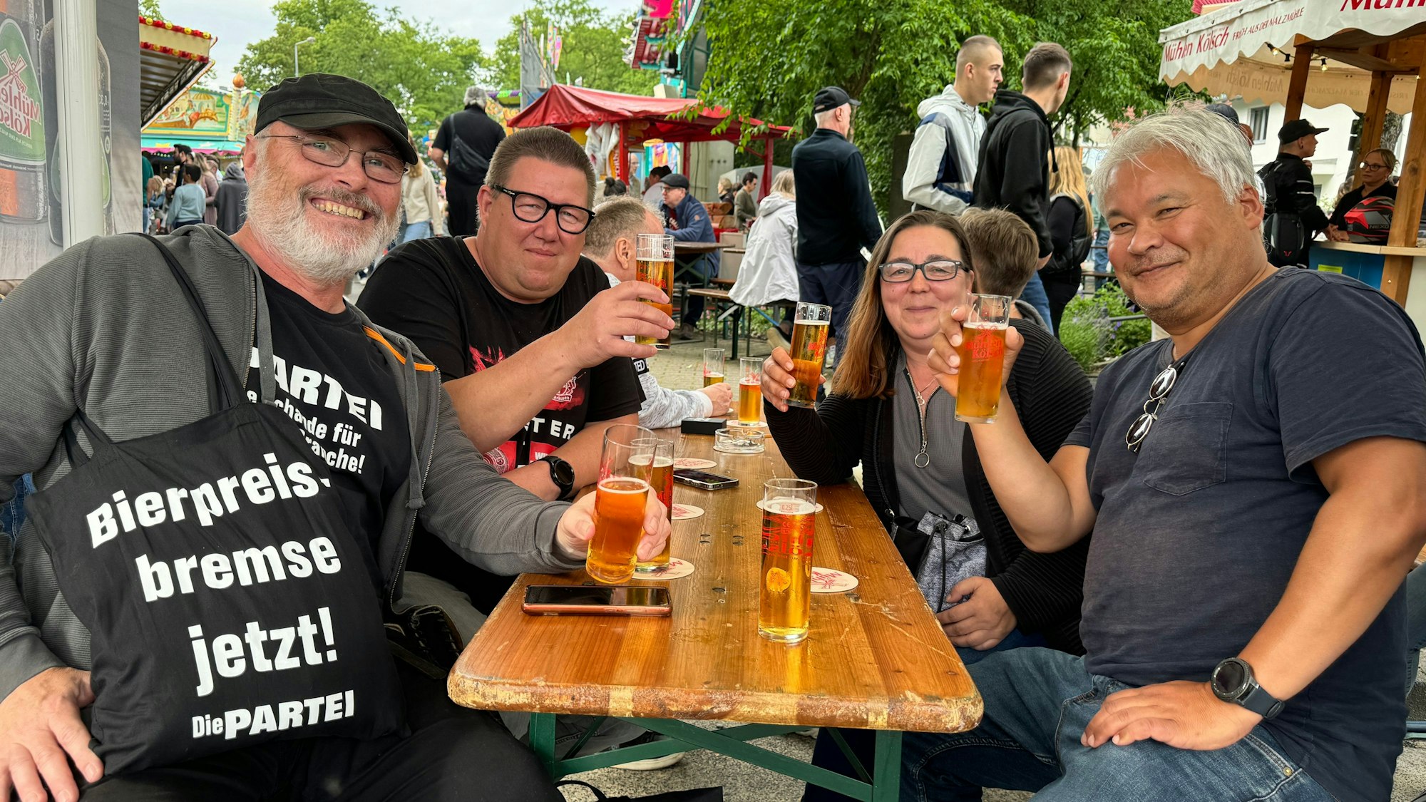 Menschen am Biertisch