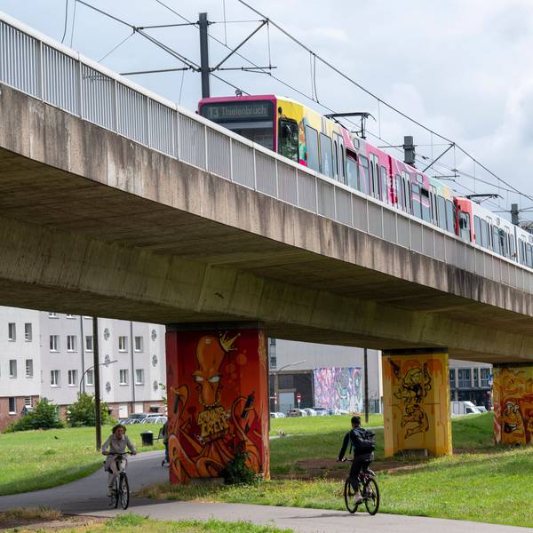 Die Hochbahntrasse kurz vor der Haltestelle Neusser Straße/Gürtel