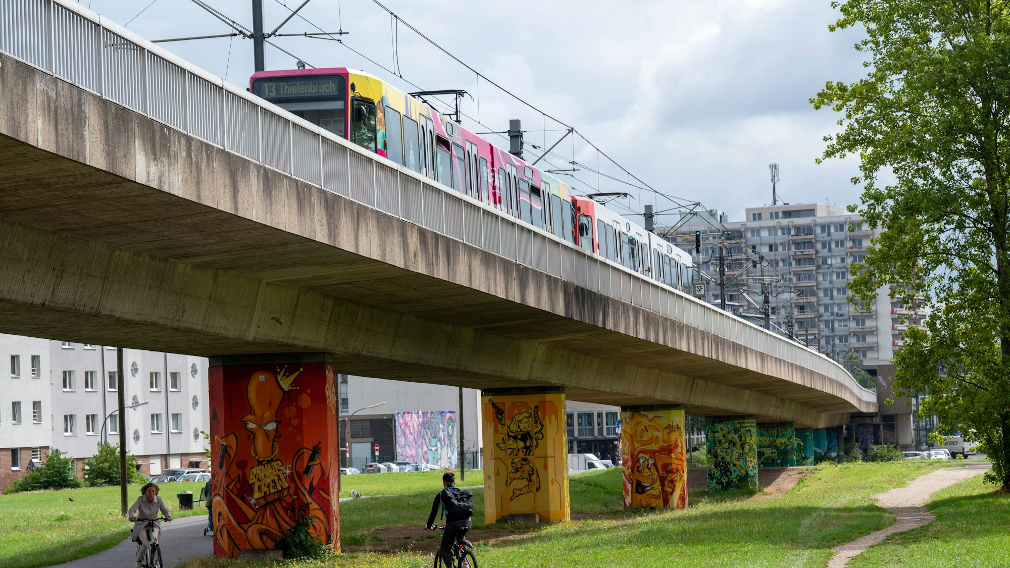 Die Hochbahntrasse kurz vor der Haltestelle Neusser Straße/Gürtel