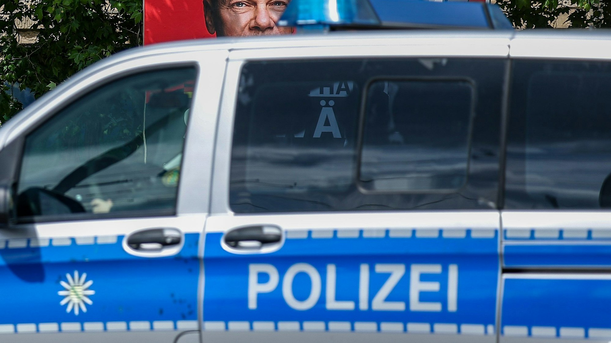 Auf dem Foto ist ein Polizeiwagen zu sehen.