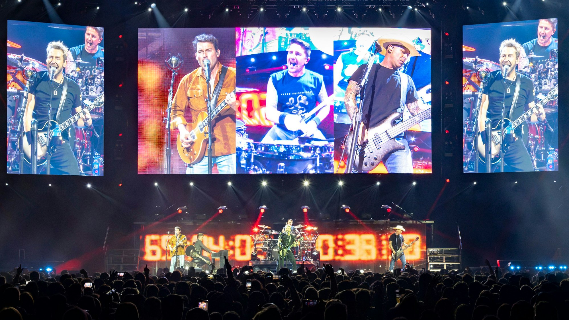 30.05.2024, Köln: Nickelback rocken die Bühne. Die kanadische Rockband spielte in der Arena. Foto: Uwe Weiser