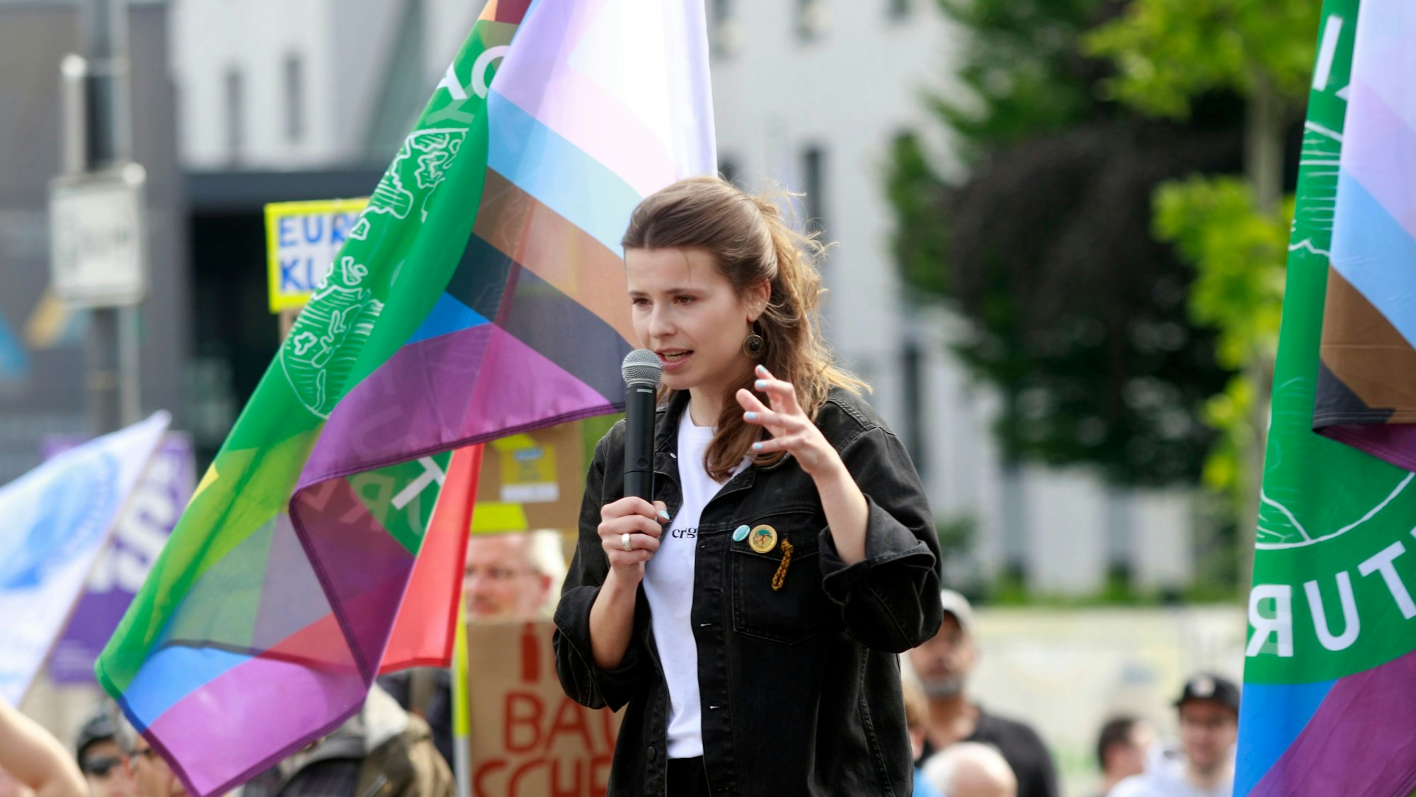 Luisa Neubauer auf der Bühne kurz bevor sich der Demozug in Bewegung gesetzt hat.
