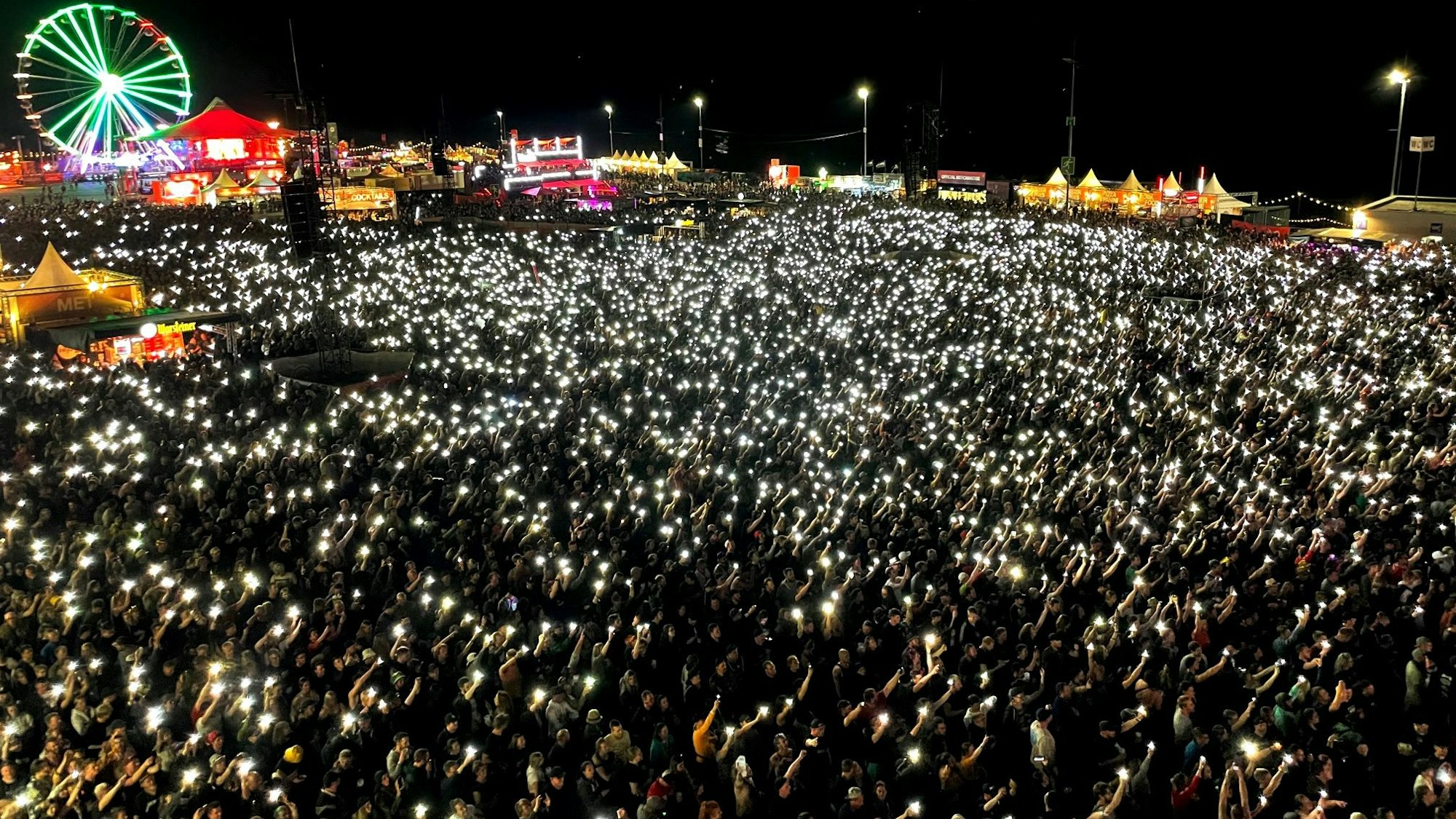 Das Bild zeigt unzählige Fans bei Rock am Ring. Sie halten alle ein LED-Licht in die Luft.