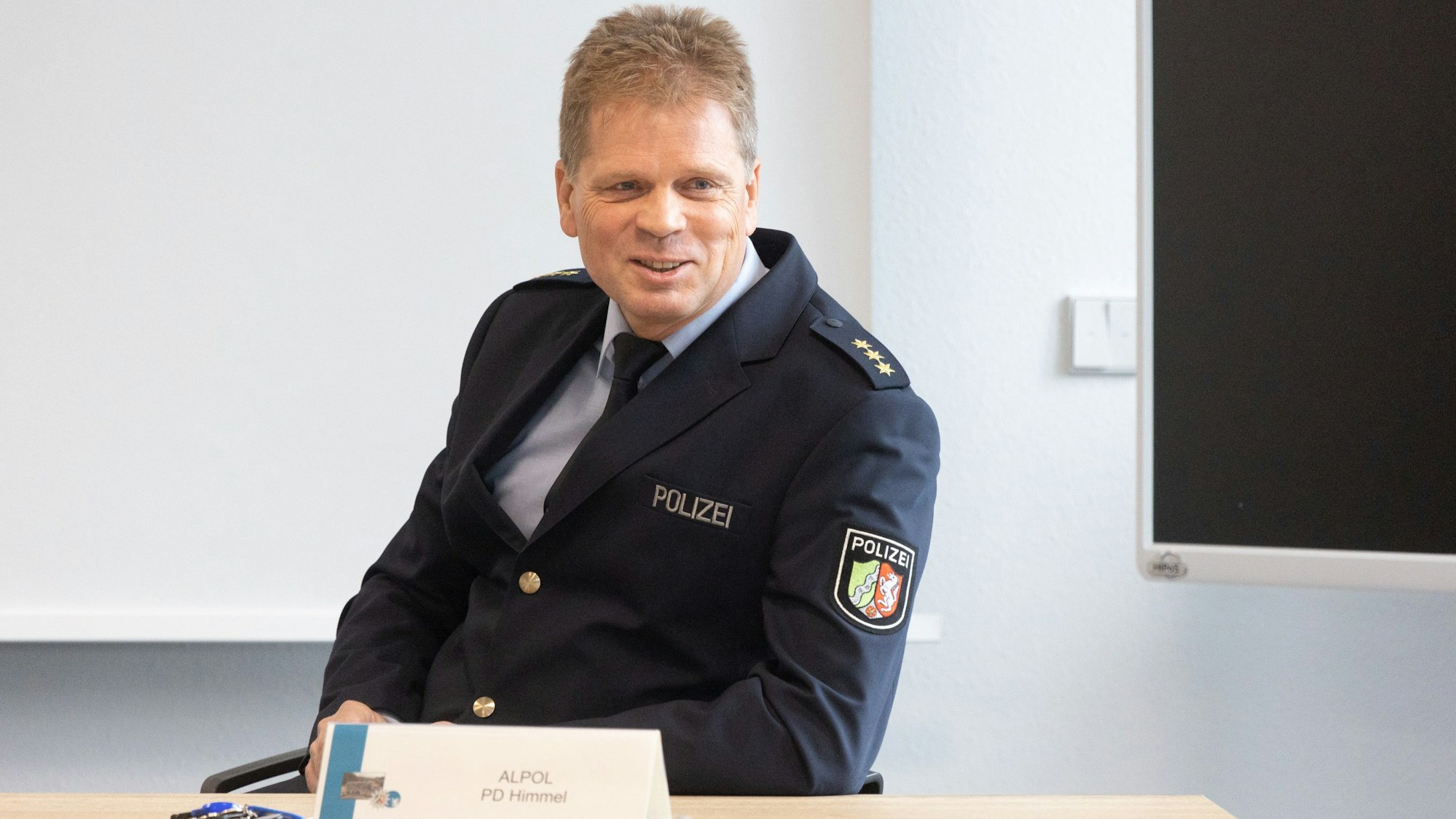 Polizeidirektor Sascha Himmel bei einem Pressetermin in Gummersbach.