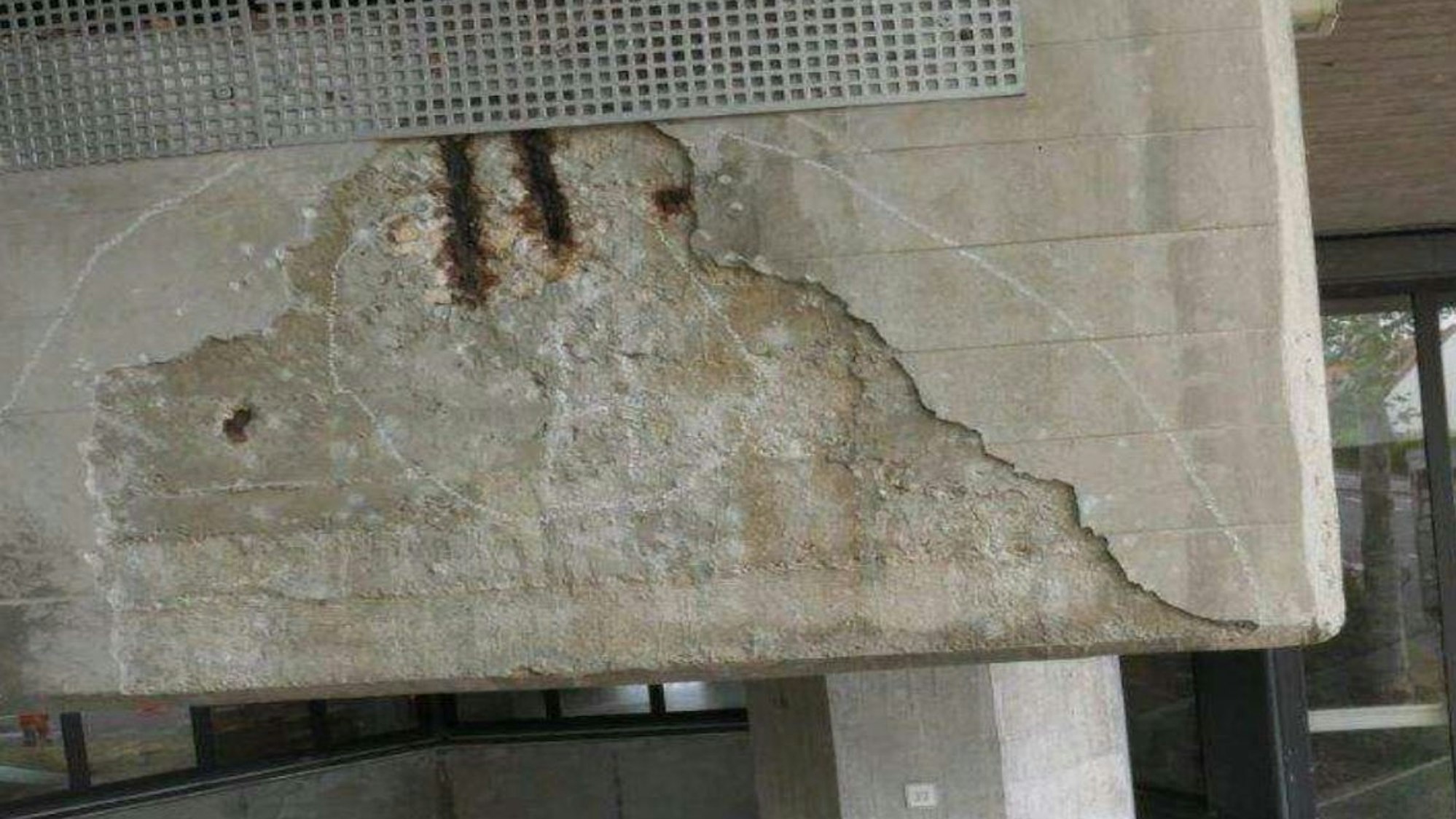 Das Bild zeigt Schäden an der Hochbahntrasse der Linie 13.