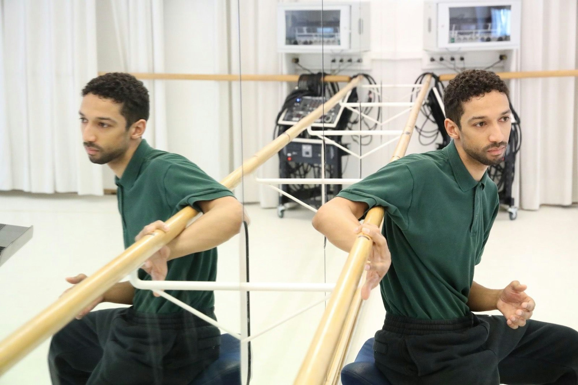 Philippe Kratz in einem Spiegelsaal