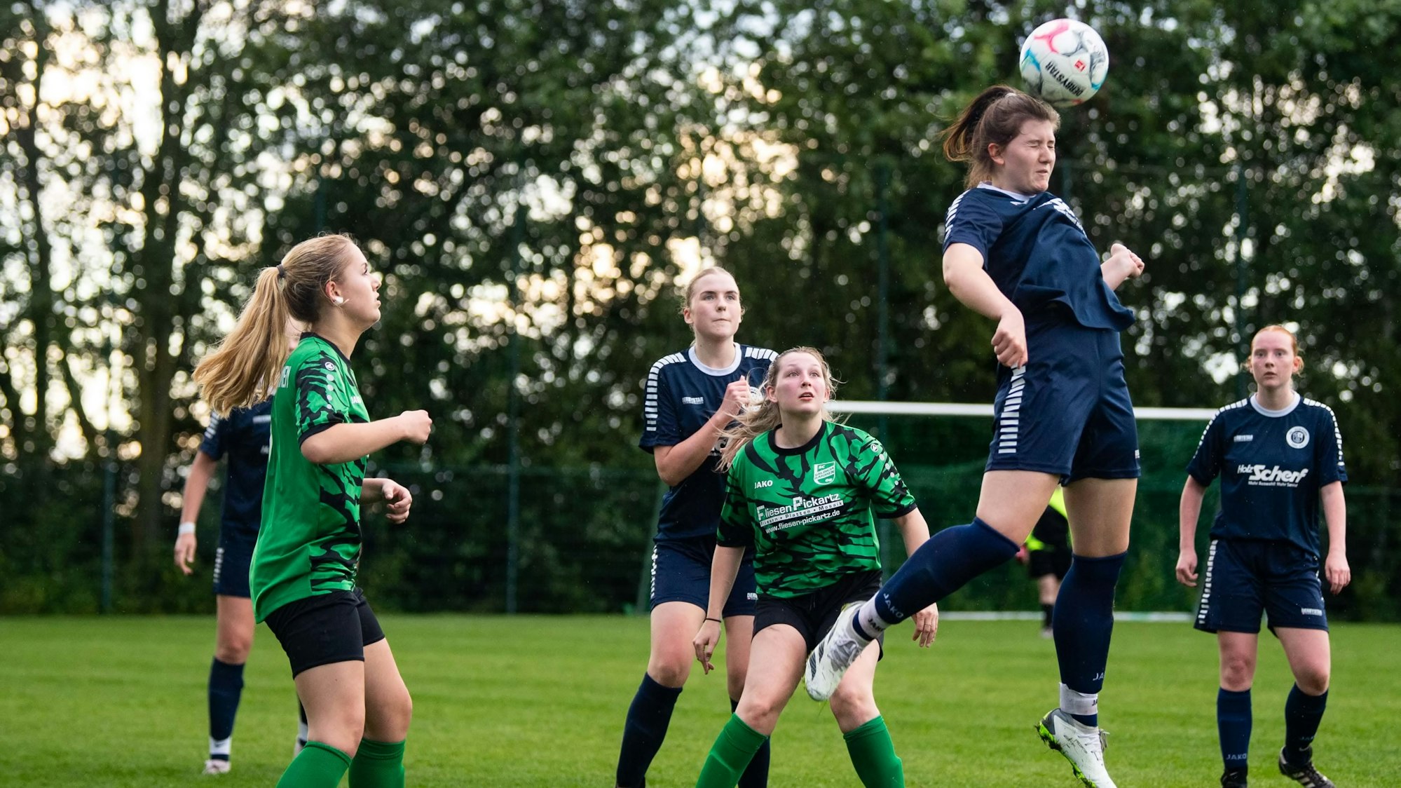 Das Bild zeigt Ina Schneiders, die gerade zum Kopfball hochgesprungen ist.