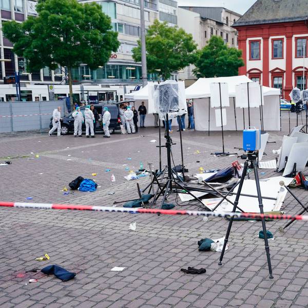 Baden-Württemberg, Mannheim: Mitarbeiter der Spurensicherung stehen auf dem Marktplatz hinter einem zertrümmerten Stand.