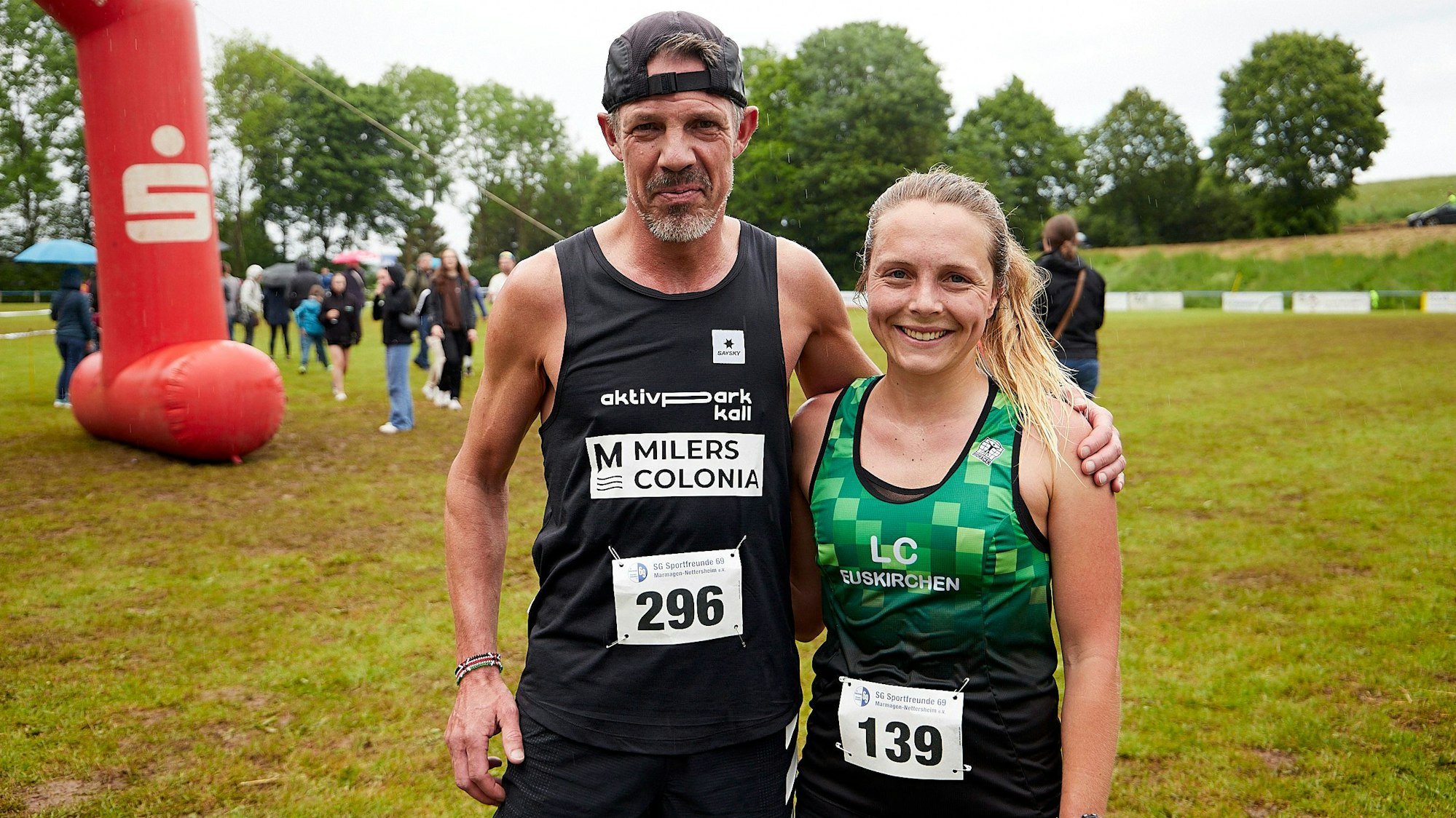 Die Erstplatzierten des Eifelcups in Marmagen: Markus Mey und Nora Schmitz posieren miteinander.