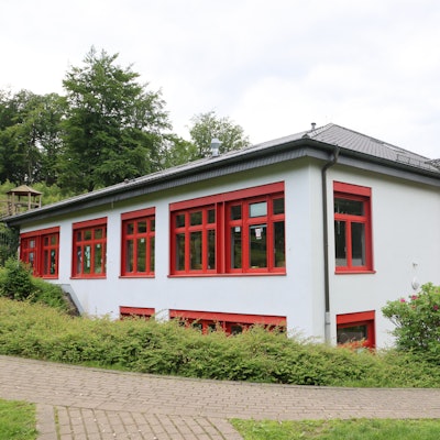 Das Foto zeigt eine Außenansicht der Roseggerschule