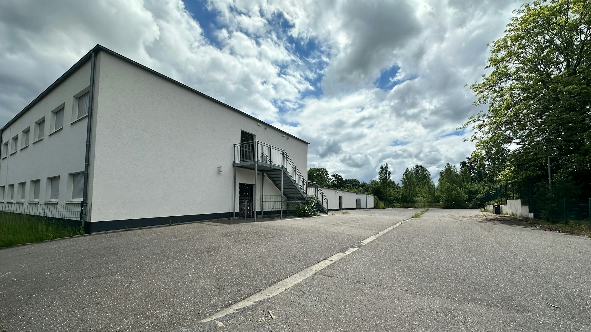 Für das neue Gymnasium Rondorf, das als Interim im Interim der Gesamtschule Rodenkirchen untergebracht ist, soll hier auch eine Interim-Sporthalle gebaut werden.