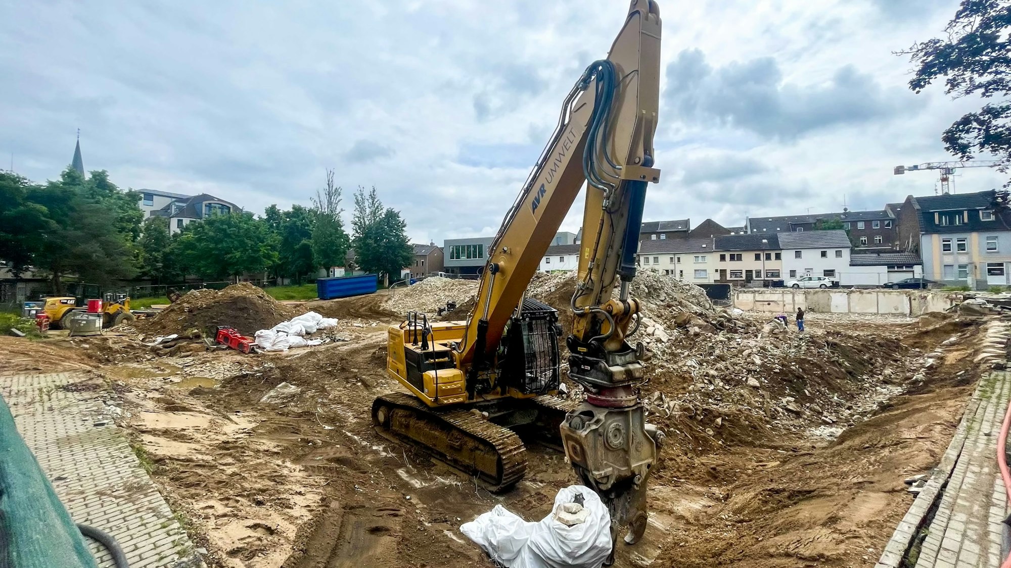 Das Bild zeigt einen Bagger in der Abrissgrube des City-Forums.