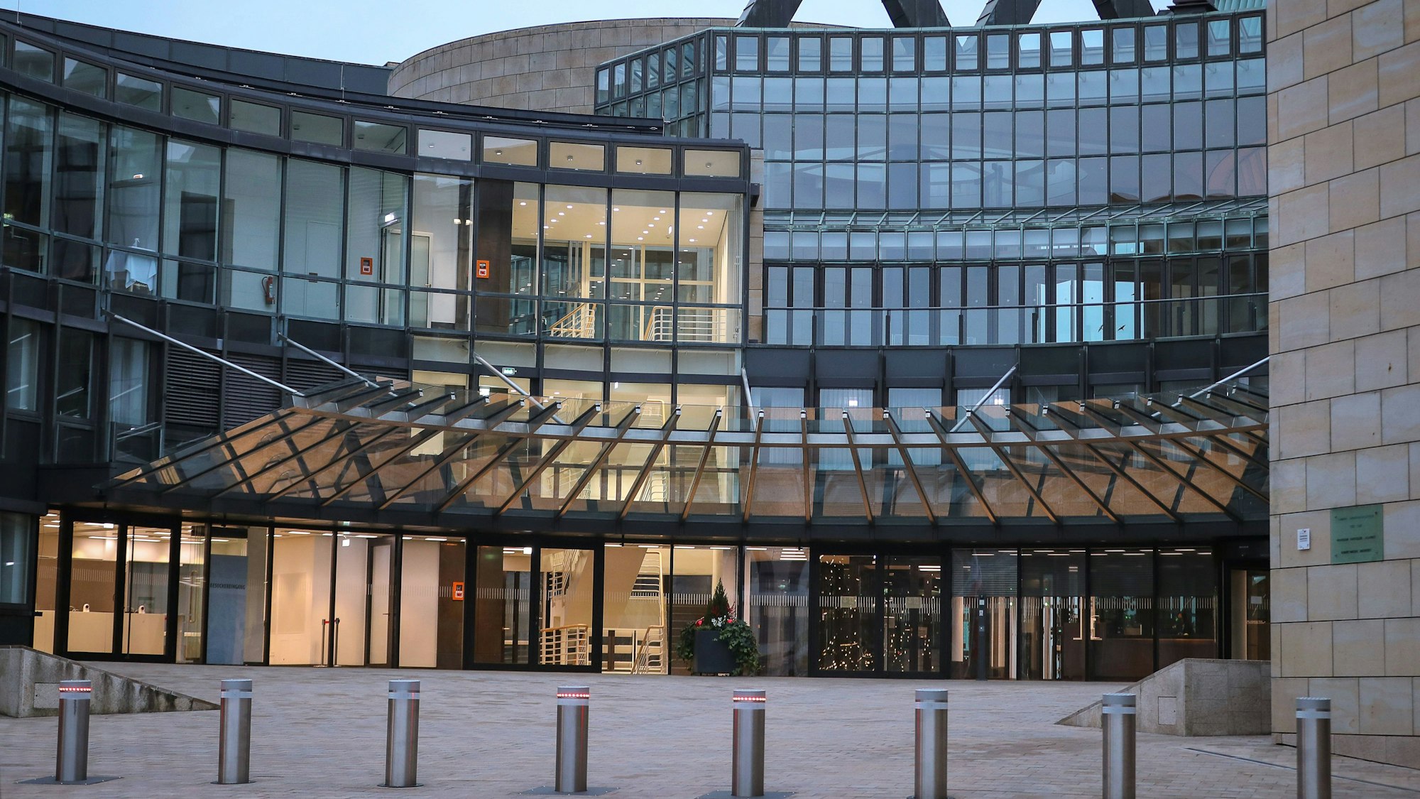 Bick auf den Eingang zum Düsseldorfer Landtag