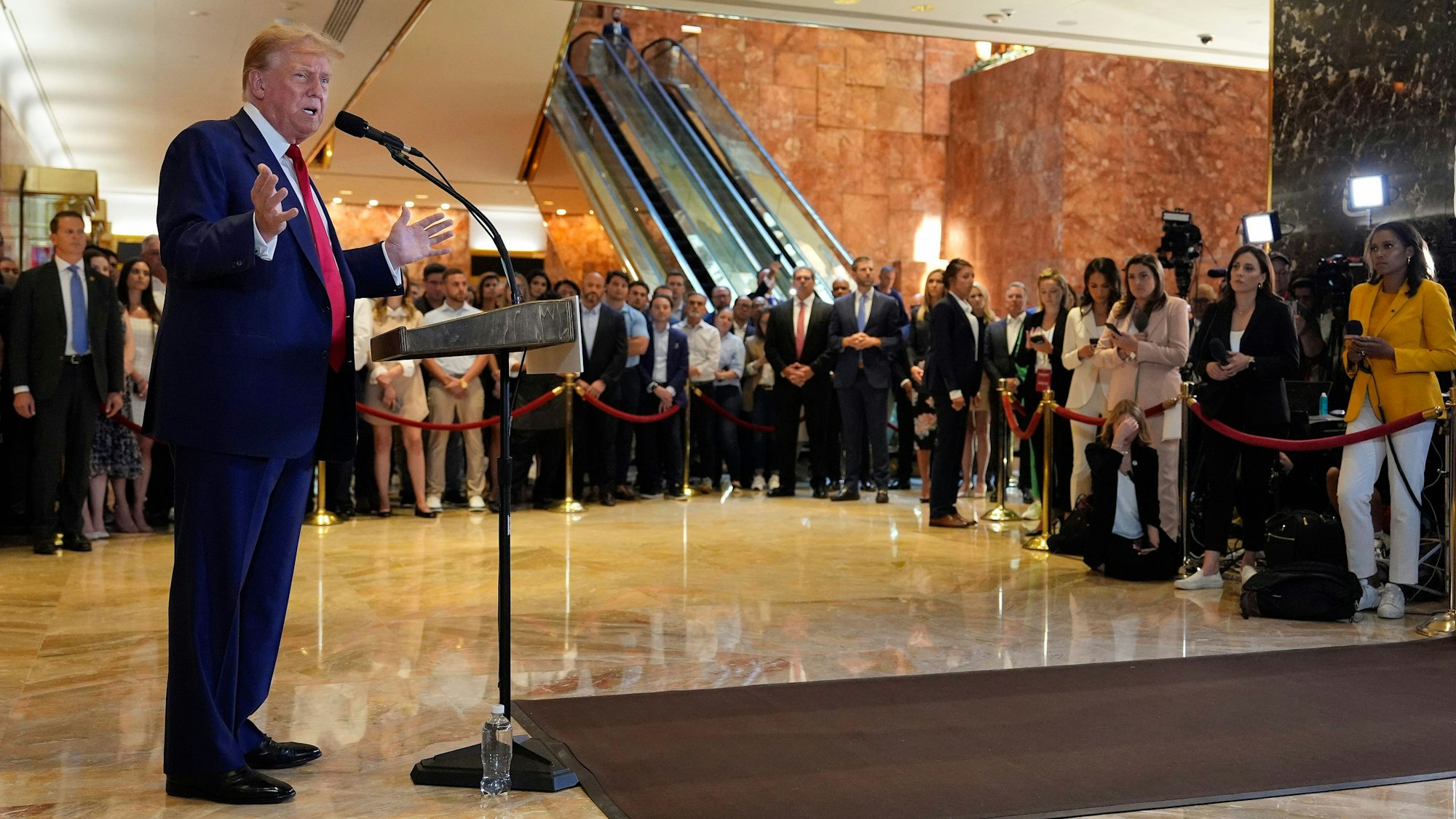 Der ehemalige US-Präsident Donald Trump spricht während einer Pressekonferenz im Trump Tower.
