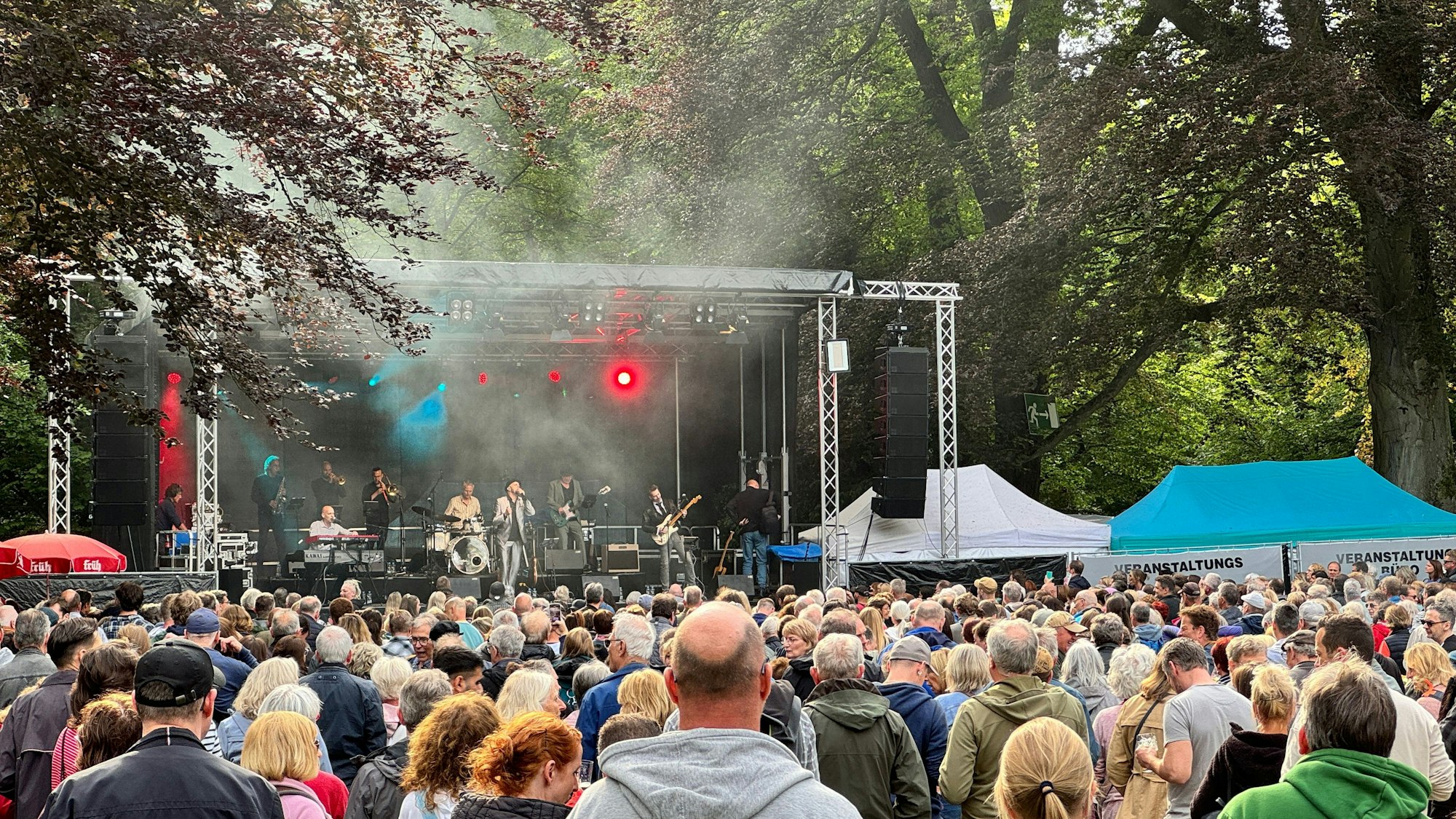 Pit Hupperten auf der Bühne vor Menschenmenge