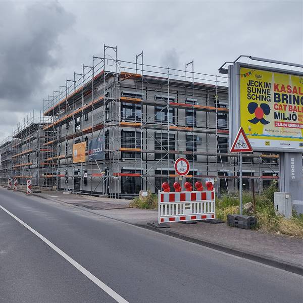 Die Gebäude am Eifelring sind noch von Baugerüsten umgeben.