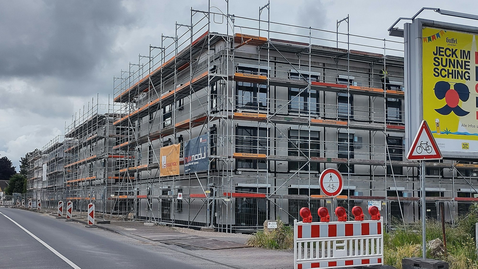 Die Gebäude am Eifelring sind noch von Baugerüsten umgeben.