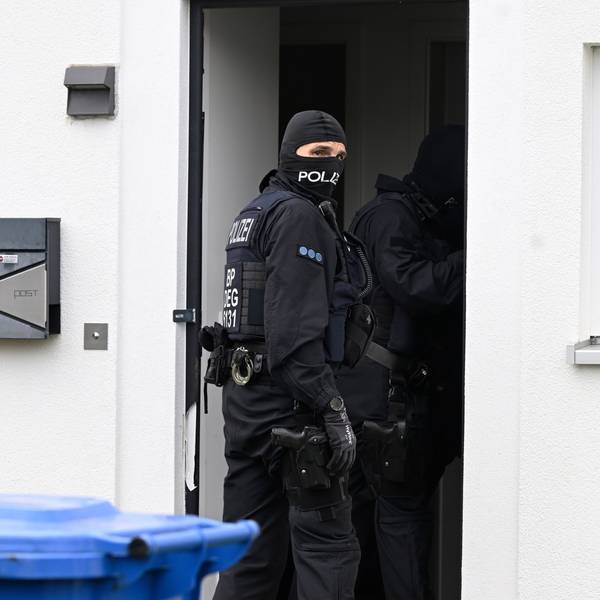 Polizisten durchsuchen in der Nähe der Innenstadt Wohnungen und Häuser im Rahmen einer Razzia gegen Schleuserkriminalität. Sie führten ihre Massnahmen fort, die gestern gestartet waren. +++ dpa-Bildfunk +++