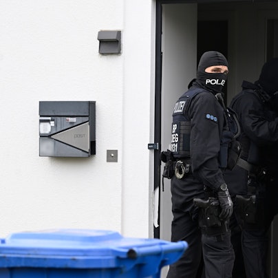 Polizisten durchsuchen in der Nähe der Innenstadt Wohnungen und Häuser im Rahmen einer Razzia gegen Schleuserkriminalität. Sie führten ihre Massnahmen fort, die gestern gestartet waren. +++ dpa-Bildfunk +++