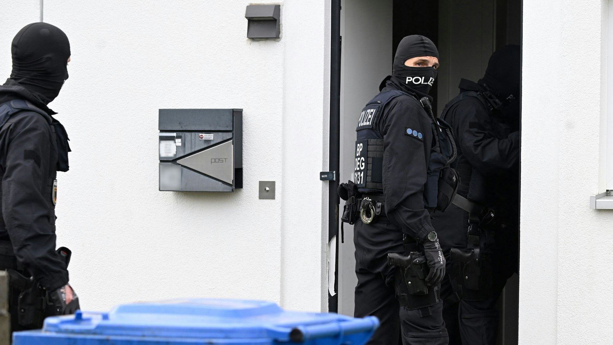 Polizisten durchsuchen in der Nähe der Innenstadt Wohnungen und Häuser im Rahmen einer Razzia gegen Schleuserkriminalität. Sie führten ihre Massnahmen fort, die gestern gestartet waren. +++ dpa-Bildfunk +++