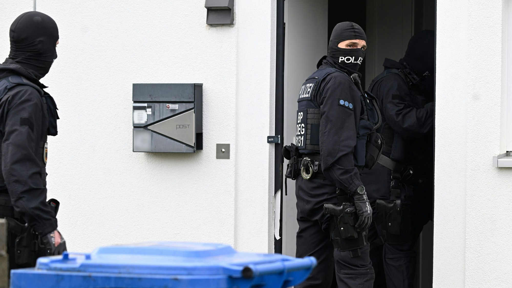 Polizisten durchsuchen in der Nähe der Innenstadt Wohnungen und Häuser im Rahmen einer Razzia gegen Schleuserkriminalität. Sie führten ihre Massnahmen fort, die gestern gestartet waren. +++ dpa-Bildfunk +++