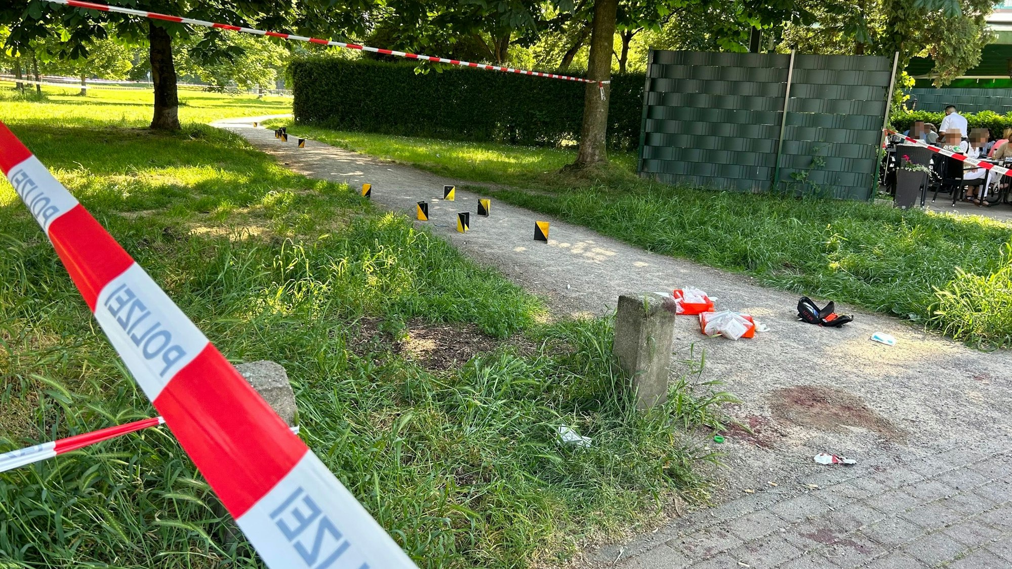 Die Polizei sperrte nach dem Mord diesen Bereich des Böcking-Parks in Köln-Mülheim ab.
