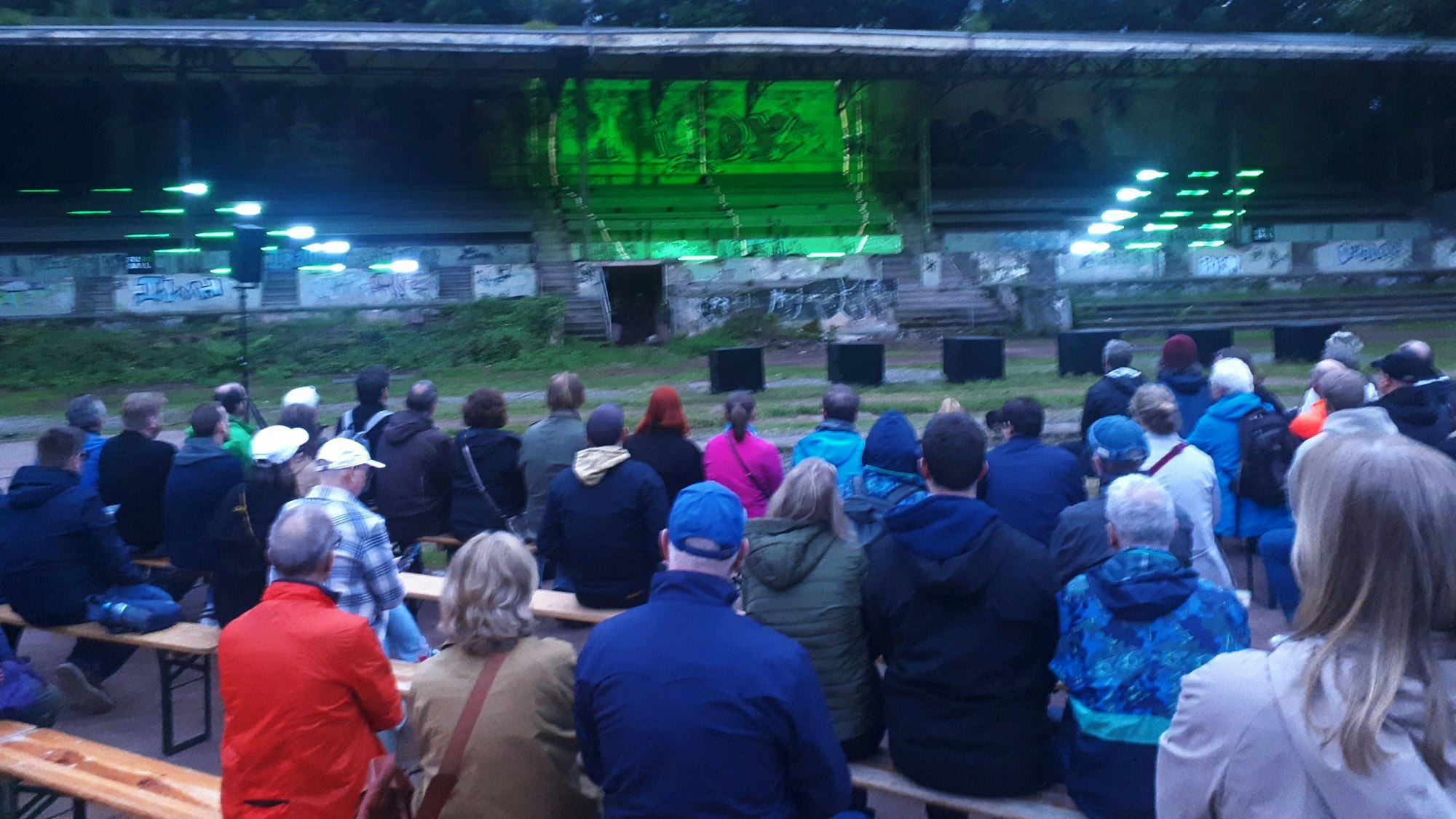 Die historische VfL-Tribüne auf dem Rennbahngelände wurde für einen Abend zur Bühne. Zugleich war sie erstmals seit Jahren wieder frei zugänglich.