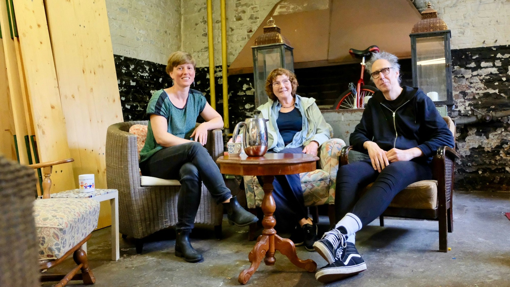 Die Mitglieder der Machbarschaft Anne Kretzschmar, Dorothee Frings und Johannes Puff in der alten Werkstatt auf dem Petershof.