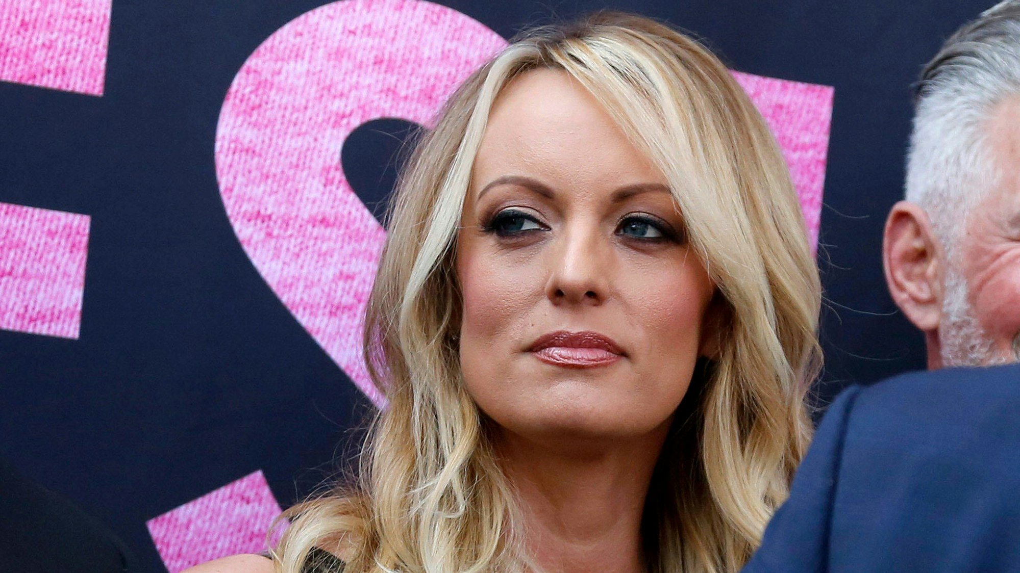 Stormy Daniels schaut in die Ferne.