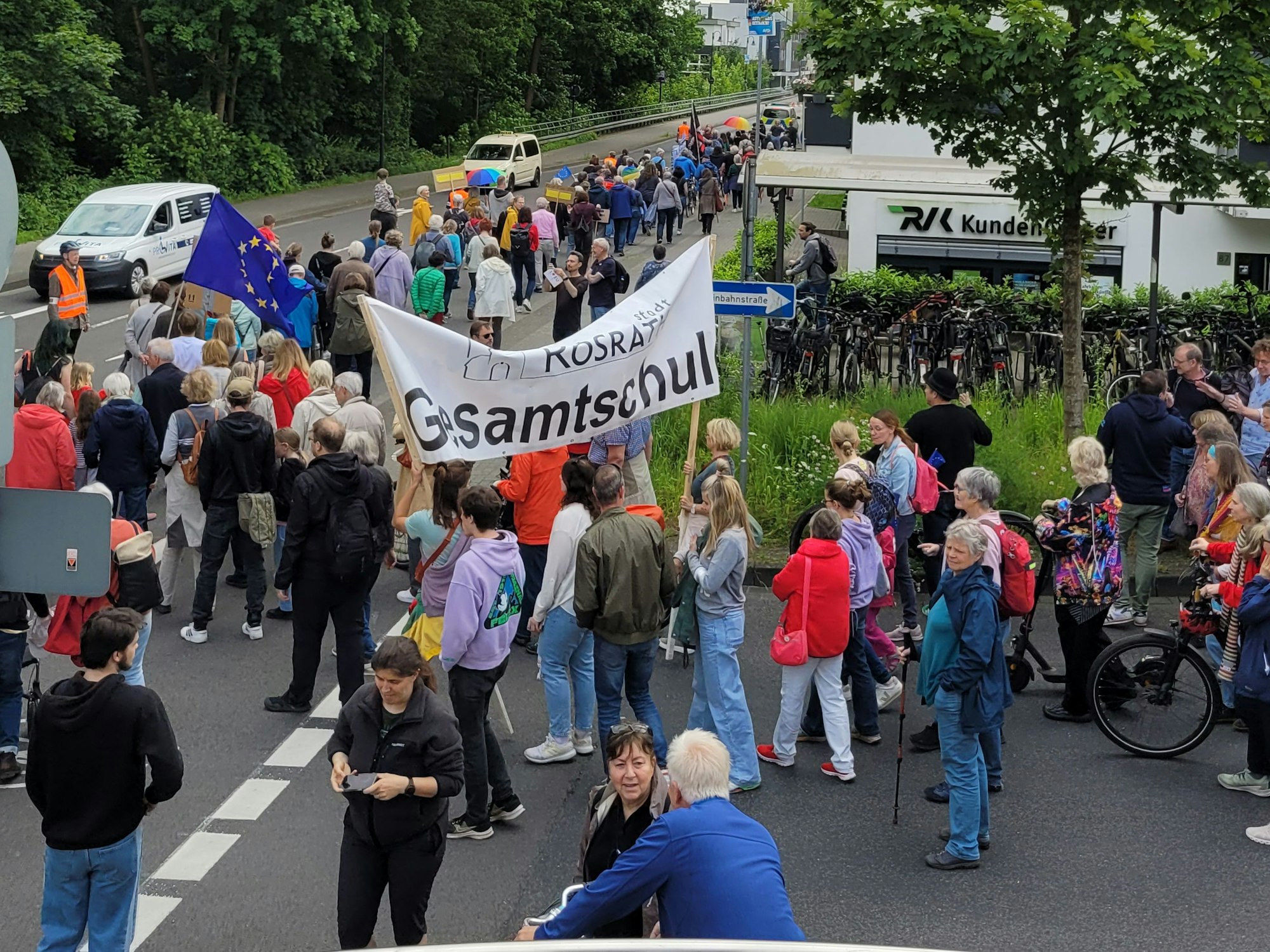 Die 250 Demonstrierenden zogen vom Bahnhof Rösrath zum Sülztalplatz.