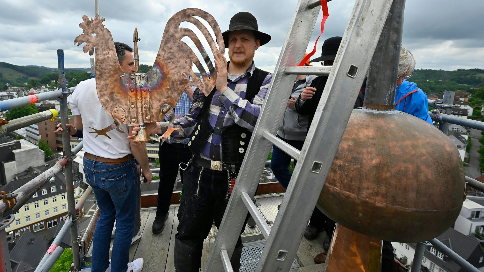 Hoch oben auf dem Kirchturm in Gummersbach.