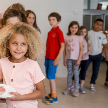 Organisiert vom Verein BrotZeit: Ehrenamtliche Helfer bereiten das kostenlose Frühstück für Grund- und Förderschüler vor und betreuen die Kinder während der Frühstückszeit.