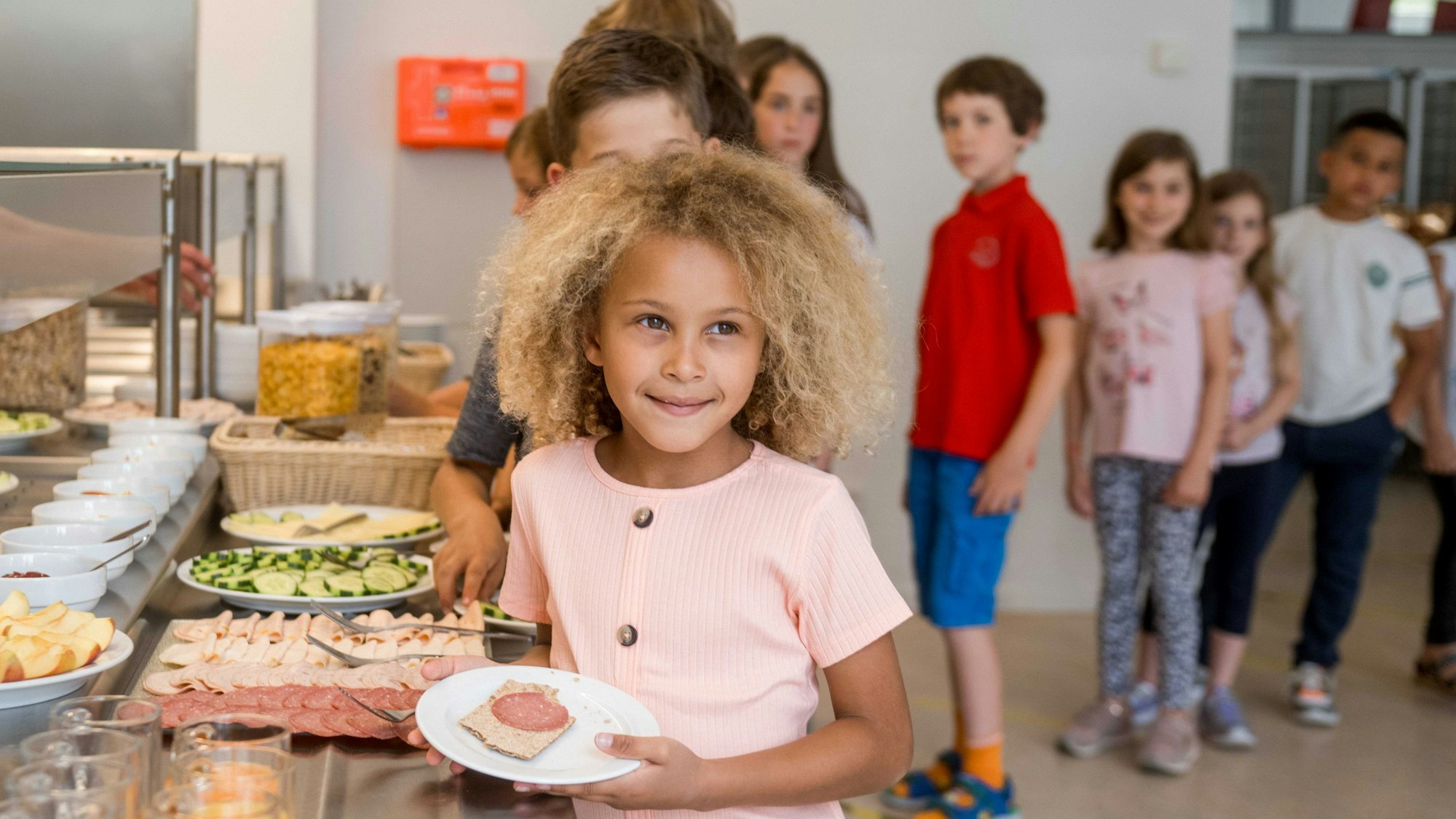 Organisiert vom Verein BrotZeit: Ehrenamtliche Helfer bereiten das kostenlose Frühstück für Grund- und Förderschüler vor und betreuen die Kinder während der Frühstückszeit.