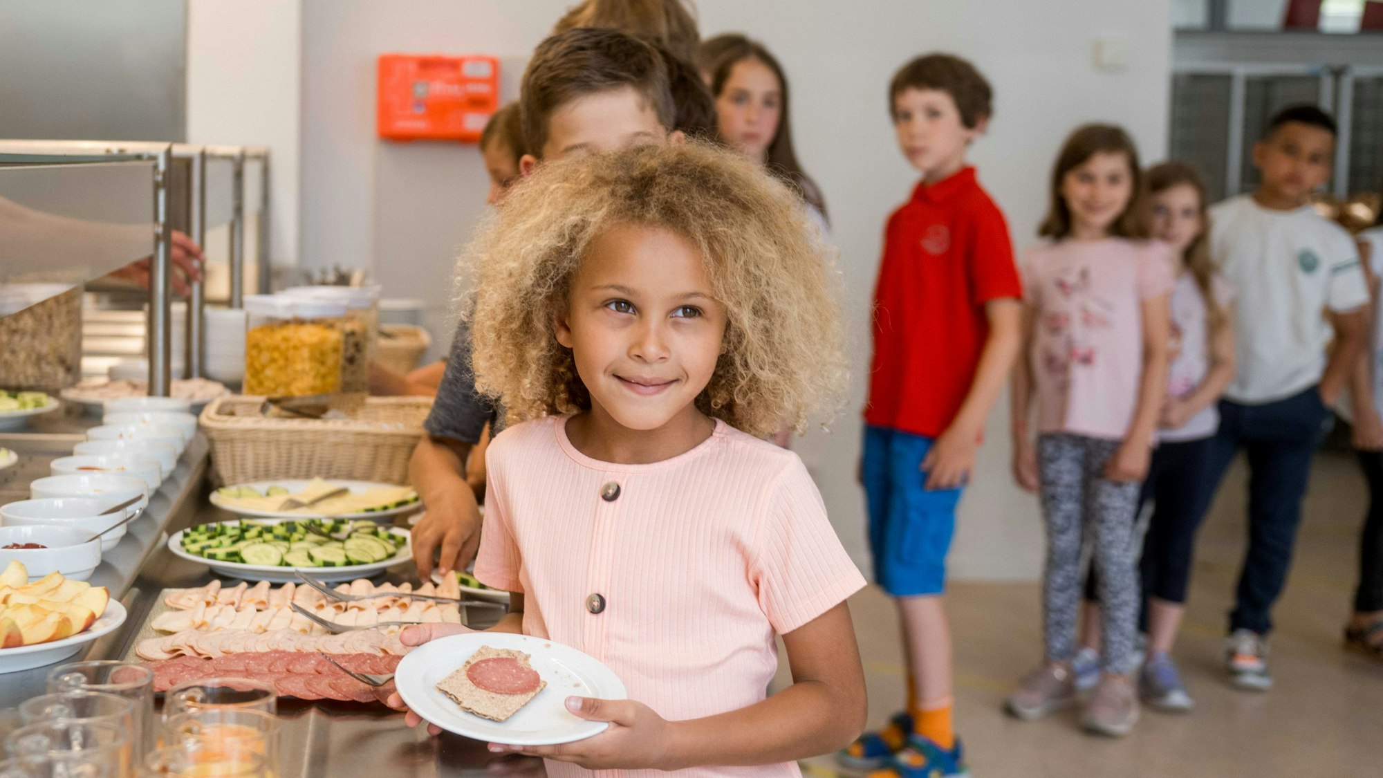 Organisiert vom Verein BrotZeit: Ehrenamtliche Helfer bereiten das kostenlose Frühstück für Grund- und Förderschüler vor und betreuen die Kinder während der Frühstückszeit.
