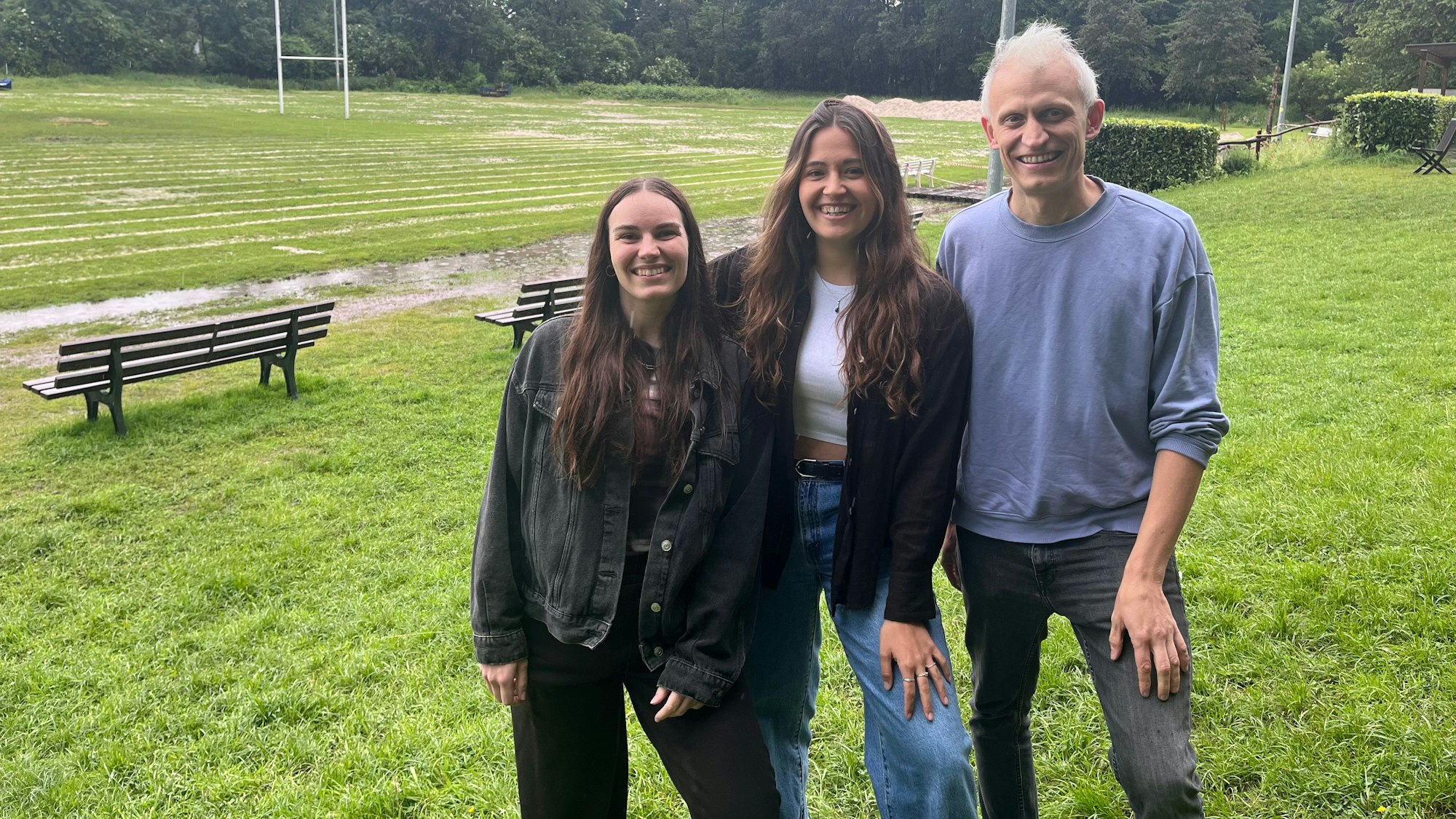 Yvonne Ludwig (l.) und Geneviève Seillier geben am Sonntag einen Shuffling-Workshop. Philip Minettos (r.) vom Rosarot Verein organisiert das Festival mit einem Team.