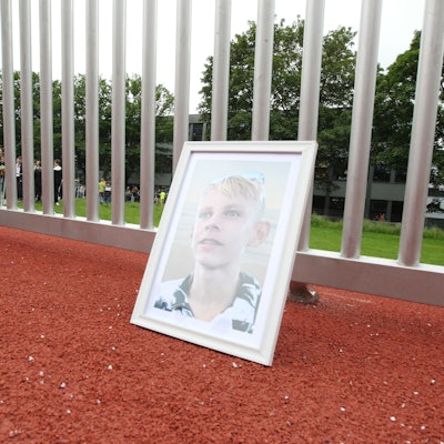 Am Gymnasium zum Altenforst in Troisdorf wurde von Politik und Schulleitung das Multifunktionsspielfeld eingeweiht. Auch die Mutter des in Niederkassel an der Bushaltestelle verstorbenen Jerome Simon war vor Ort. Das Tor wurde symbolisch in Jerome-Simon-Tor umbenannt.