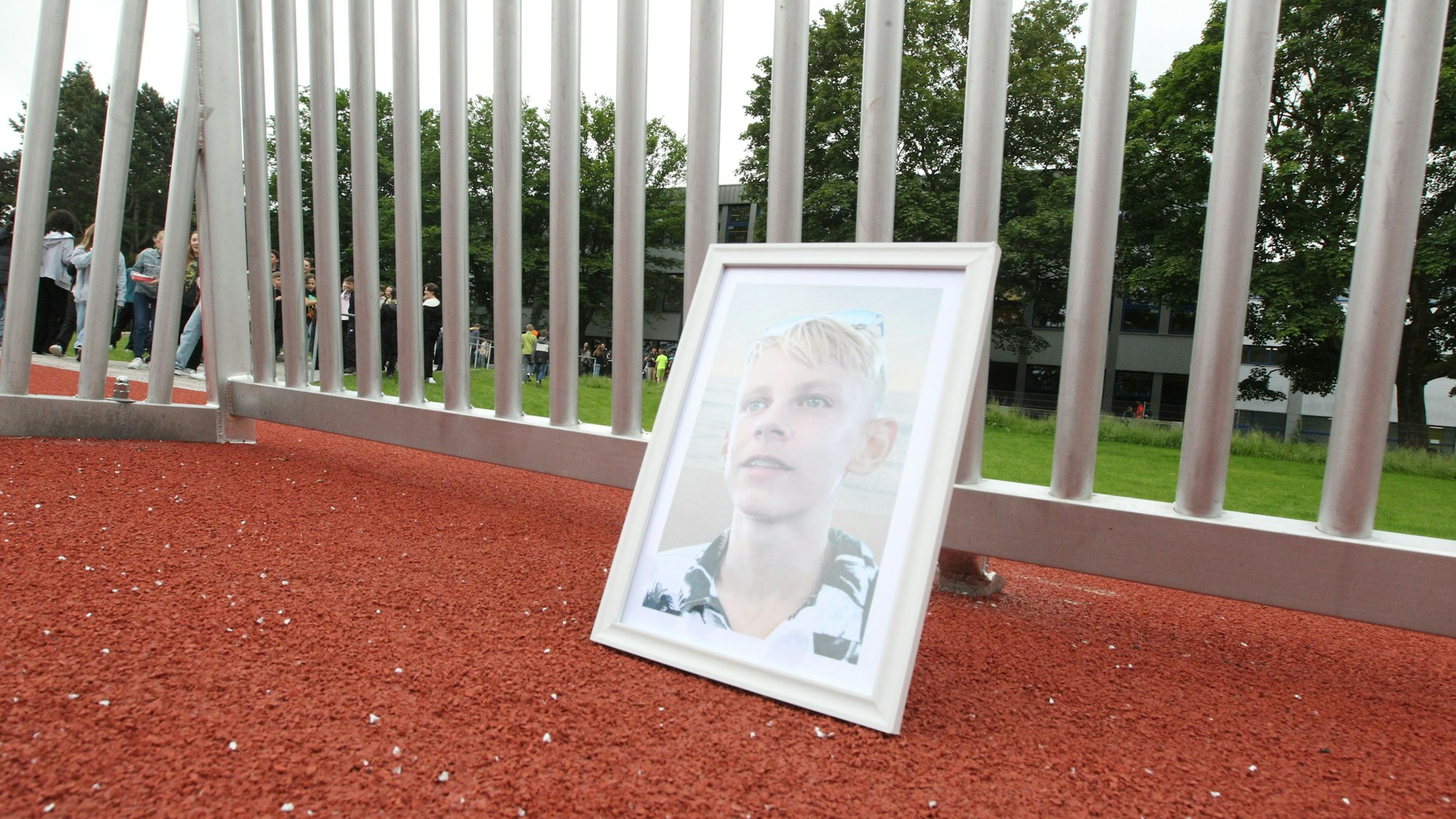 Am Gymnasium zum Altenforst in Troisdorf wurde von Politik und Schulleitung das Multifunktionsspielfeld eingeweiht. Auch die Mutter des in Niederkassel an der Bushaltestelle verstorbenen Jerome Simon war vor Ort. Das Tor wurde symbolisch in Jerome-Simon-Tor umbenannt.