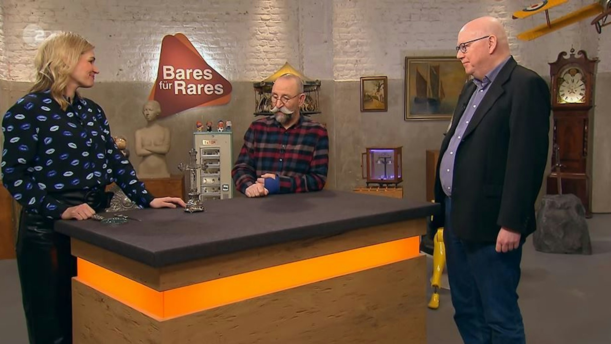 Expertin Bianca Berding (v.l.) mit Moderator Horst Lichter und Verkäufer Guido Krawinkel bei „Bares für Rares“.