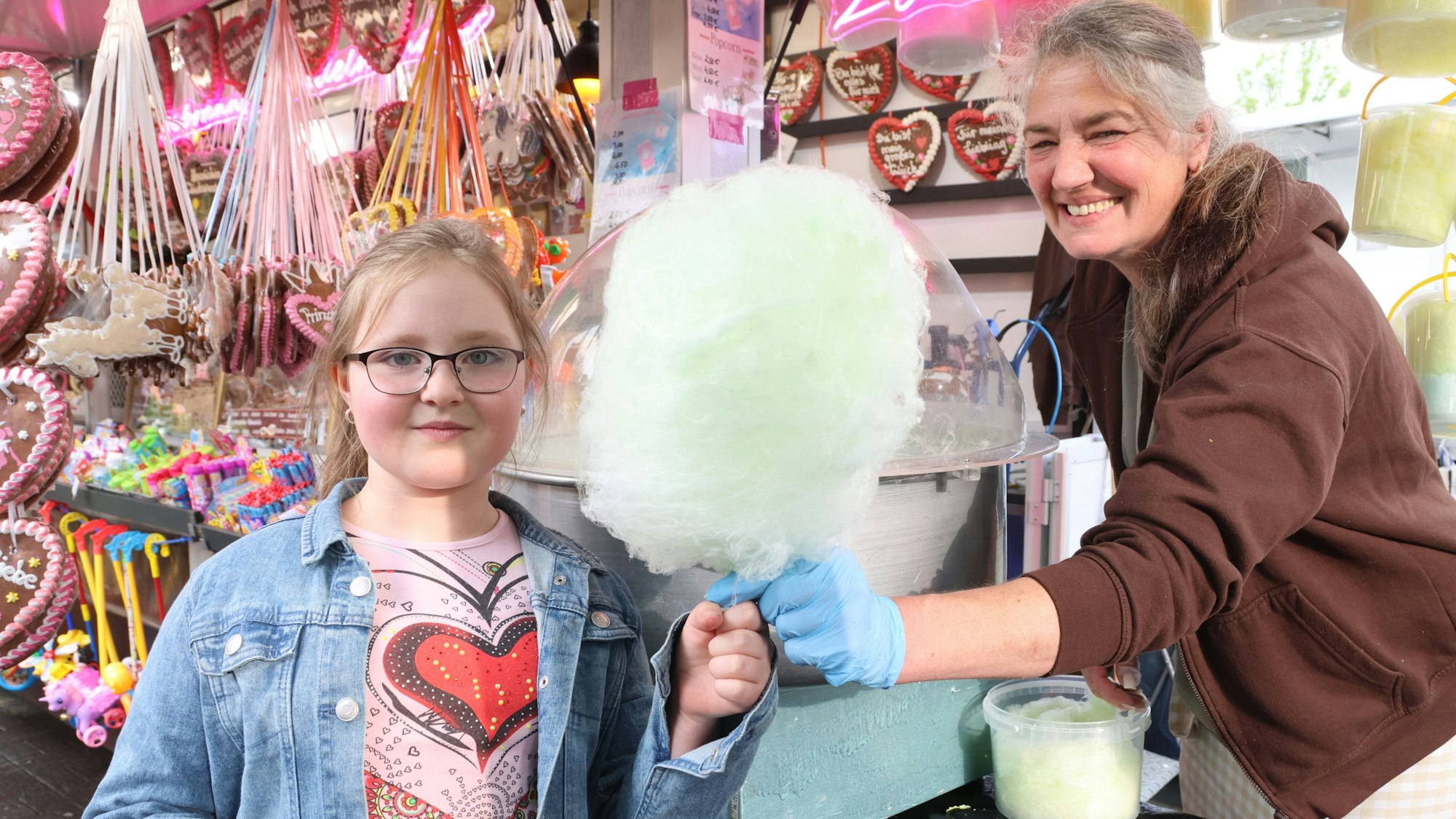 Auf dem Stadtfest in Waldbröl holt sich Sophia Schleich (9) aus Gummersbach eine große Zuckerwatte am Stand von Aleksandra Bayyari.