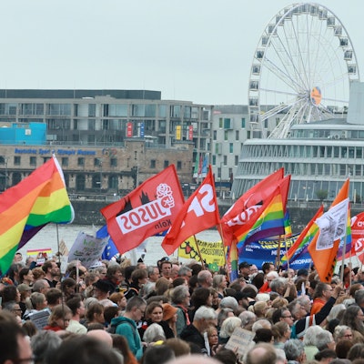 Nach Veranstalterangaben waren 18 000 Menschen auf der Kundgebung auf der Deutzer Werft. Die Polizei sprach von weniger als 10 000.