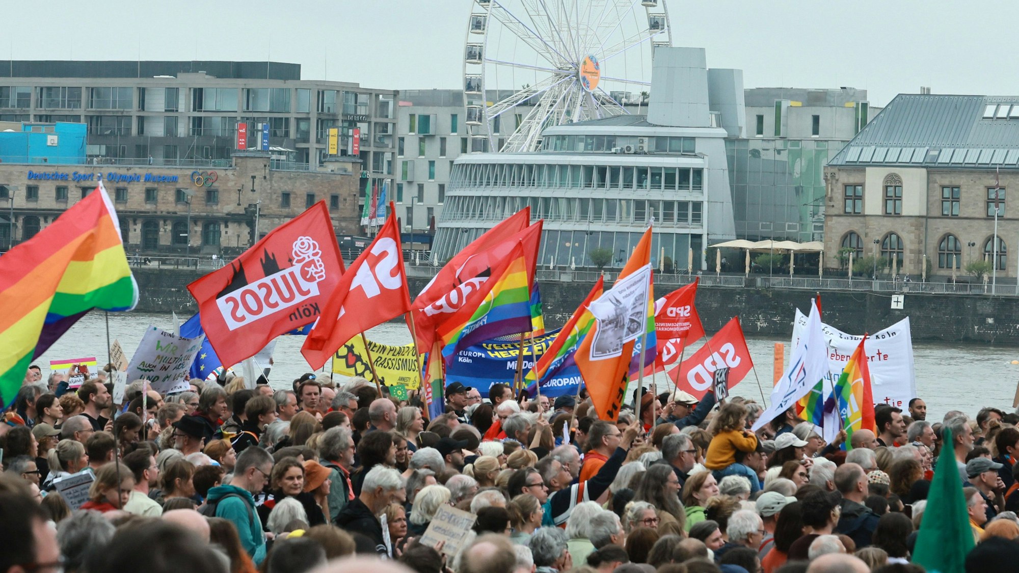 Nach Veranstalterangaben waren 18 000 Menschen auf der Kundgebung auf der Deutzer Werft. Die Polizei sprach von weniger als 10 000.