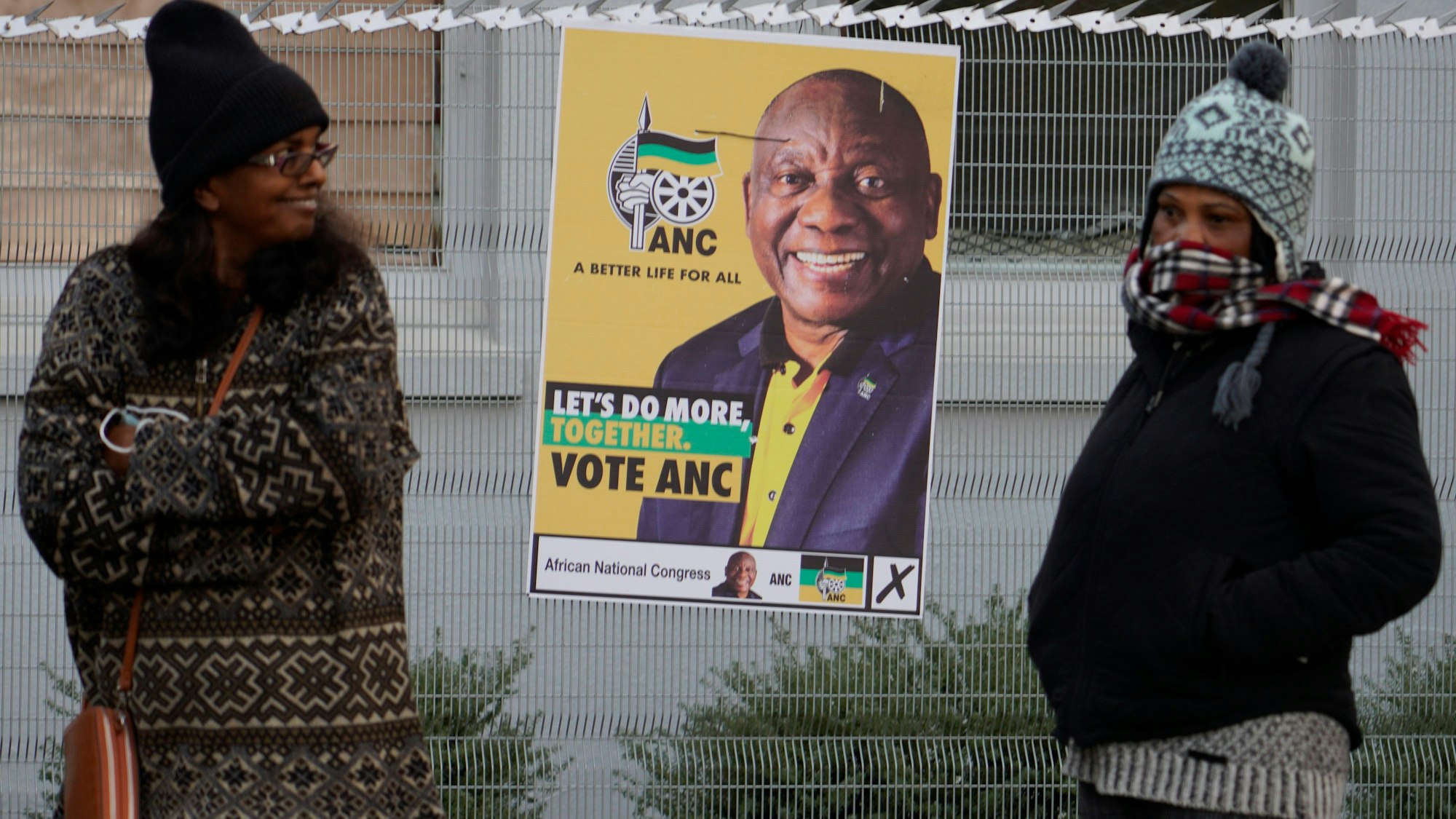 Johannesburg: Menschen stehen am Mittwoch, 29. Mai Schlange, um ihre Stimme in einem Wahllokal in Johannesburg abzugeben.