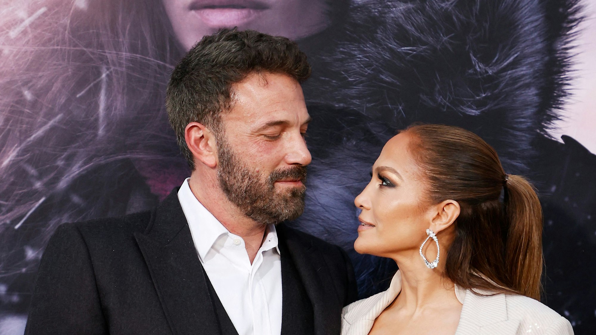Jennifer Lopez (l.) und Ben Affleck im März 2023. Stecken die beiden in einer Krise? Die Sängerin sagte ihre US-Tournee komplett ab.