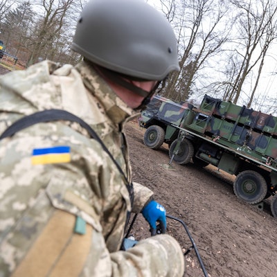 Die am 15. Februar 2023 von der Bundeswehr herausgegebene Aufnahme zeigt die Ausbildung ukrainischer Soldaten am Patriot-Flugabwehrraketensystem an einem unbenannten Ort.