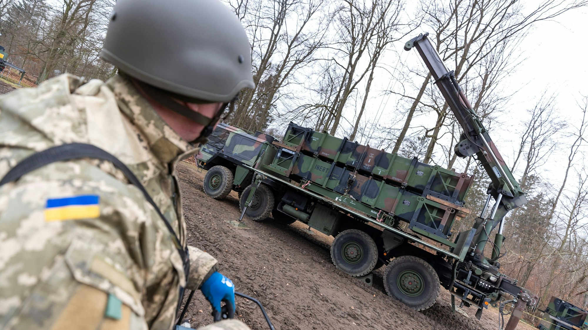 Die am 15. Februar 2023 von der Bundeswehr herausgegebene Aufnahme zeigt die Ausbildung ukrainischer Soldaten am Patriot-Flugabwehrraketensystem an einem unbenannten Ort.