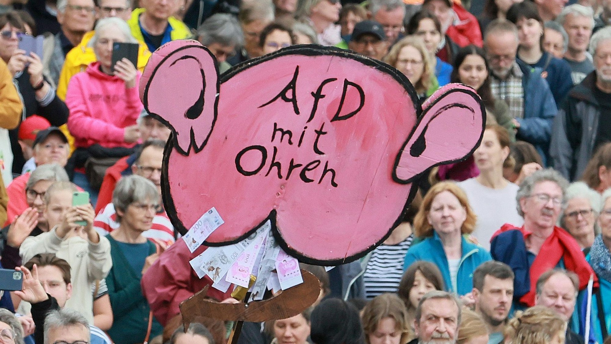 Tausende versammelten sich am Rhein unter dem Motto „Arsch huh für Demokratie – Keine Stimme den Rechtsextremisten“.